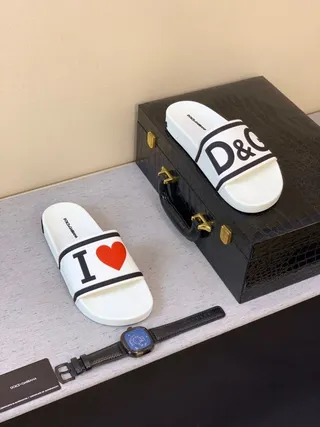 Dolce & Gabbana Chaussons blancs noirs imprimés logo bride semelle caoutchouc 6