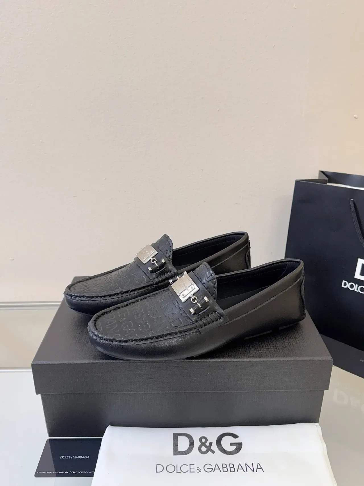 Loafer Dolce & Gabbana Preto Dourado Couro Padrão Logo Embossed 2