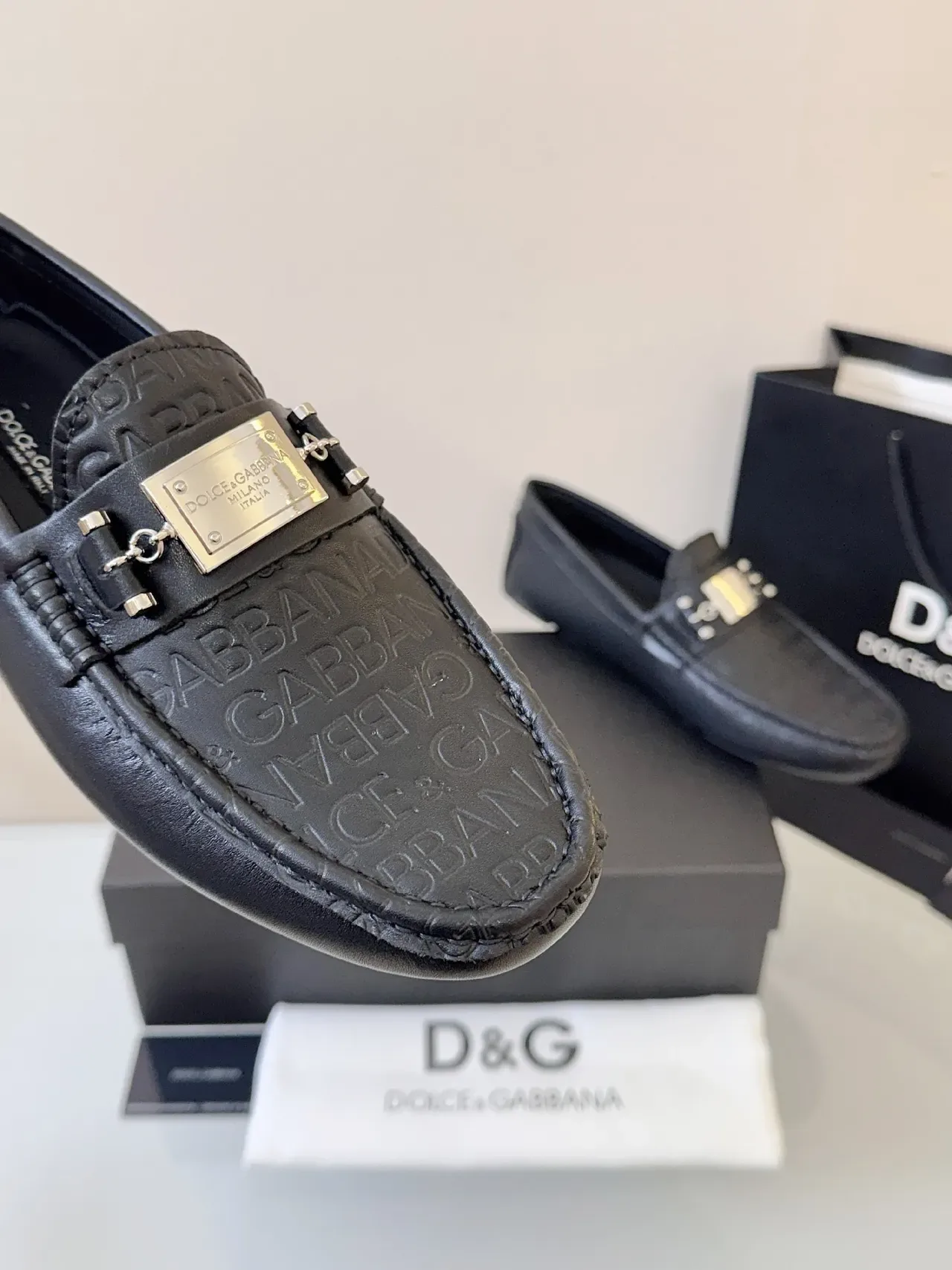 Loafer Dolce & Gabbana Preto Dourado Couro Padrão Logo Embossed 3