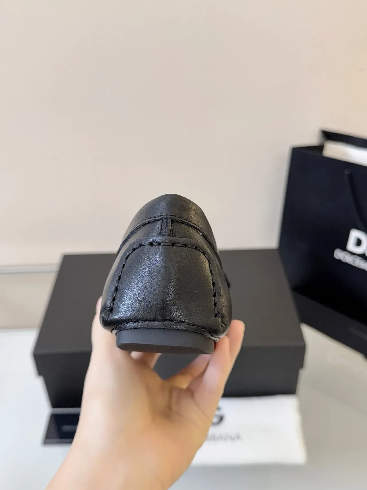 Loafer Dolce & Gabbana Preto Dourado Couro Padrão Logo Embossed 4