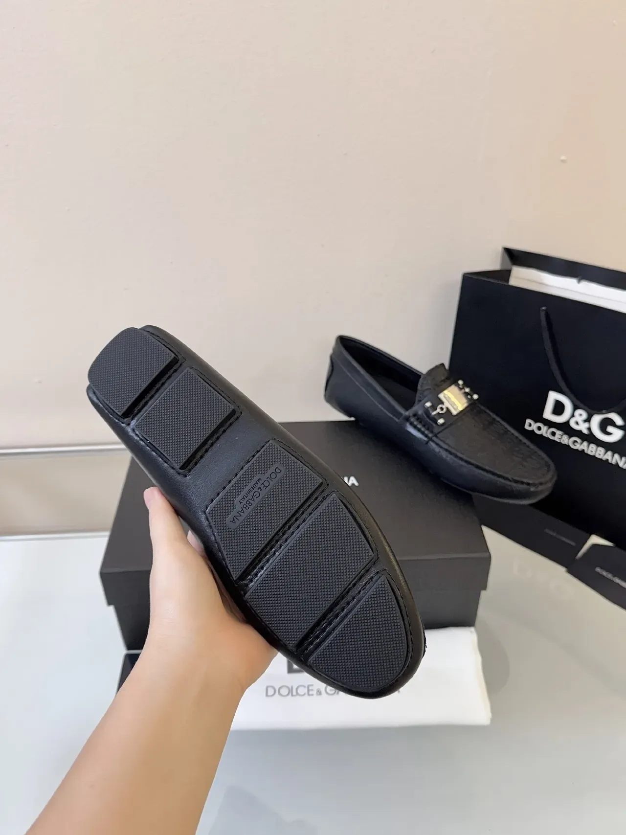 Loafer Dolce & Gabbana Preto Dourado Couro Padrão Logo Embossed 5
