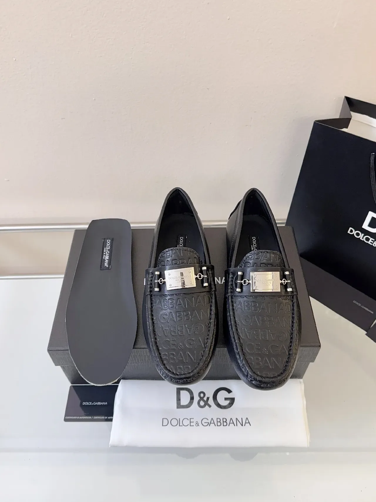 Loafer Dolce & Gabbana Preto Dourado Couro Padrão Logo Embossed 6