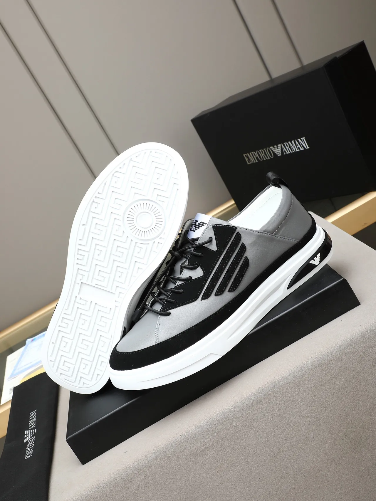 Emporio Armani Chaussures Lifestyle Gris et Noir Logo Aigle 4