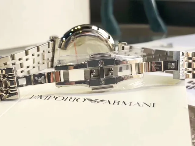 Emporio Armani Montre Quartz Cadran Acier Inoxidable Argent Blanc Pavé de Cristaux 3