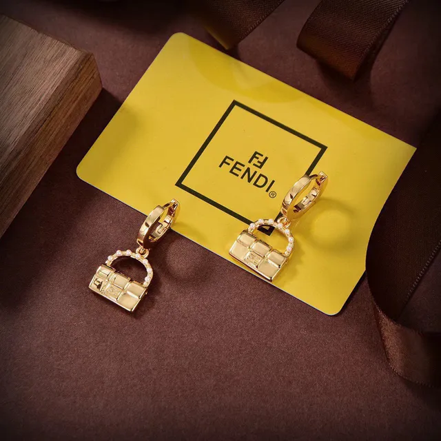 Fendi Brincos de aro de ouro inspirados em baguette com bordas de pérolas 2