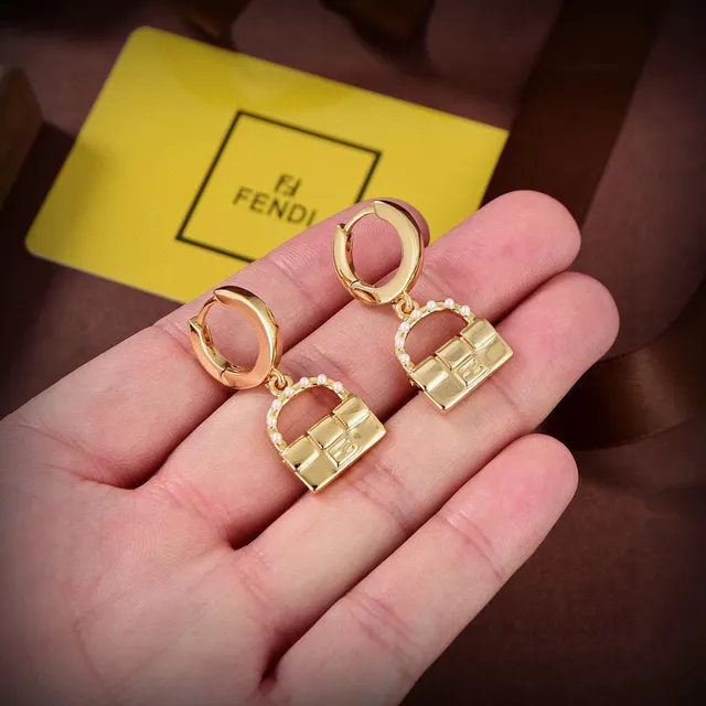 Fendi Brincos de aro de ouro inspirados em baguette com bordas de pérolas 3