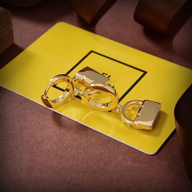 Fendi Brincos de aro de ouro inspirados em baguette com bordas de pérolas 4