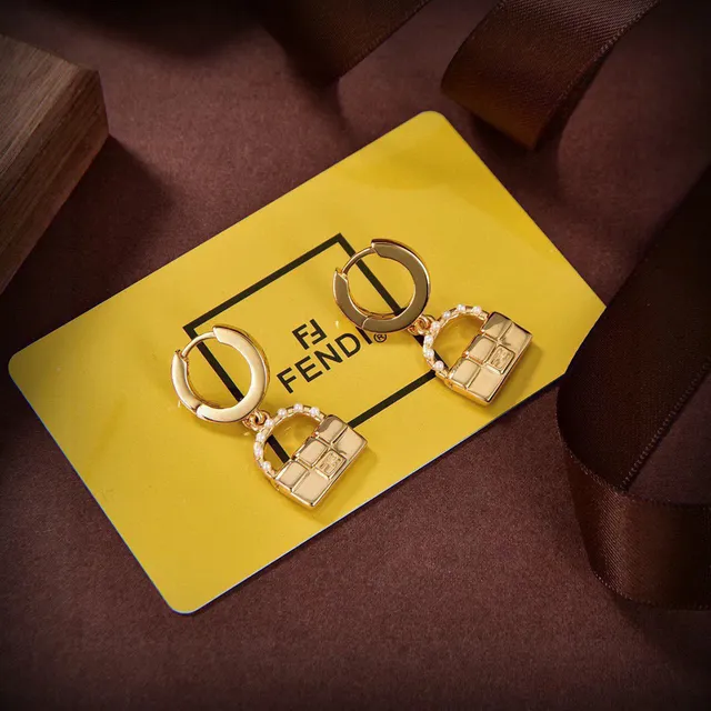 Fendi Brincos de aro de ouro inspirados em baguette com bordas de pérolas 5