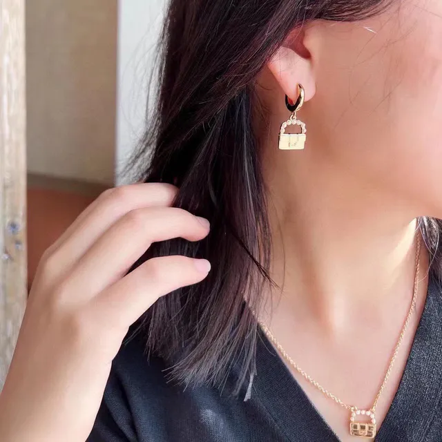 Fendi Brincos de aro de ouro inspirados em baguette com bordas de pérolas 6