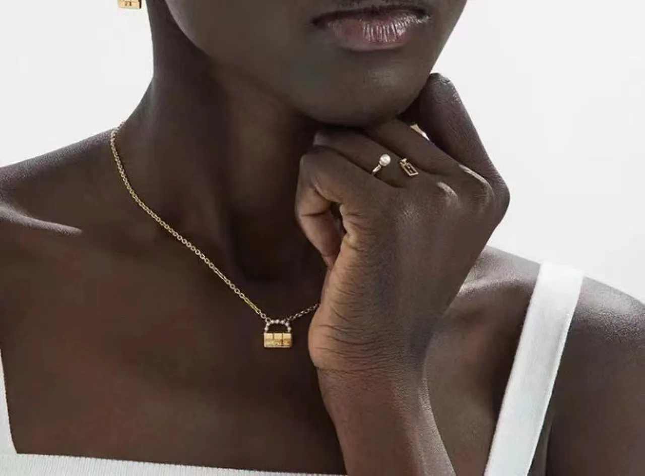 Fendi Brincos de aro de ouro inspirados em baguette com bordas de pérolas 8