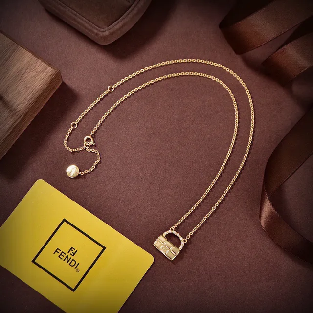 Fendi Brincos de aro de ouro inspirados em baguette com bordas de pérolas 9