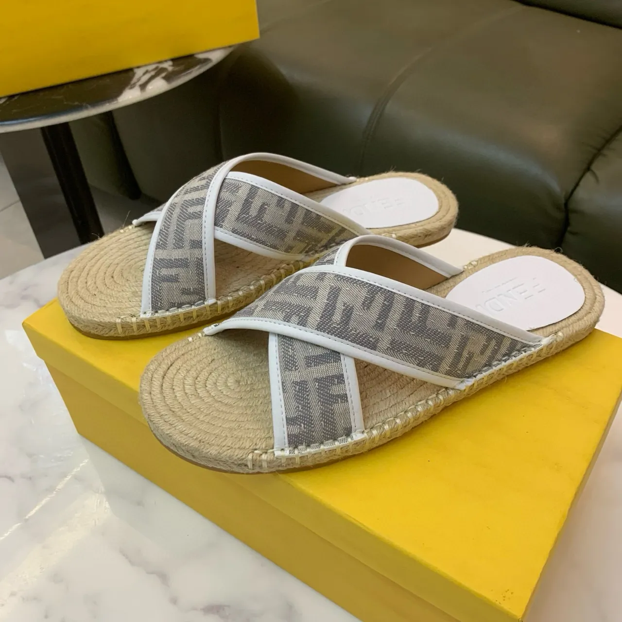 Fendi Sandales beige gris à brides croisées avec semelle d'esparto 2