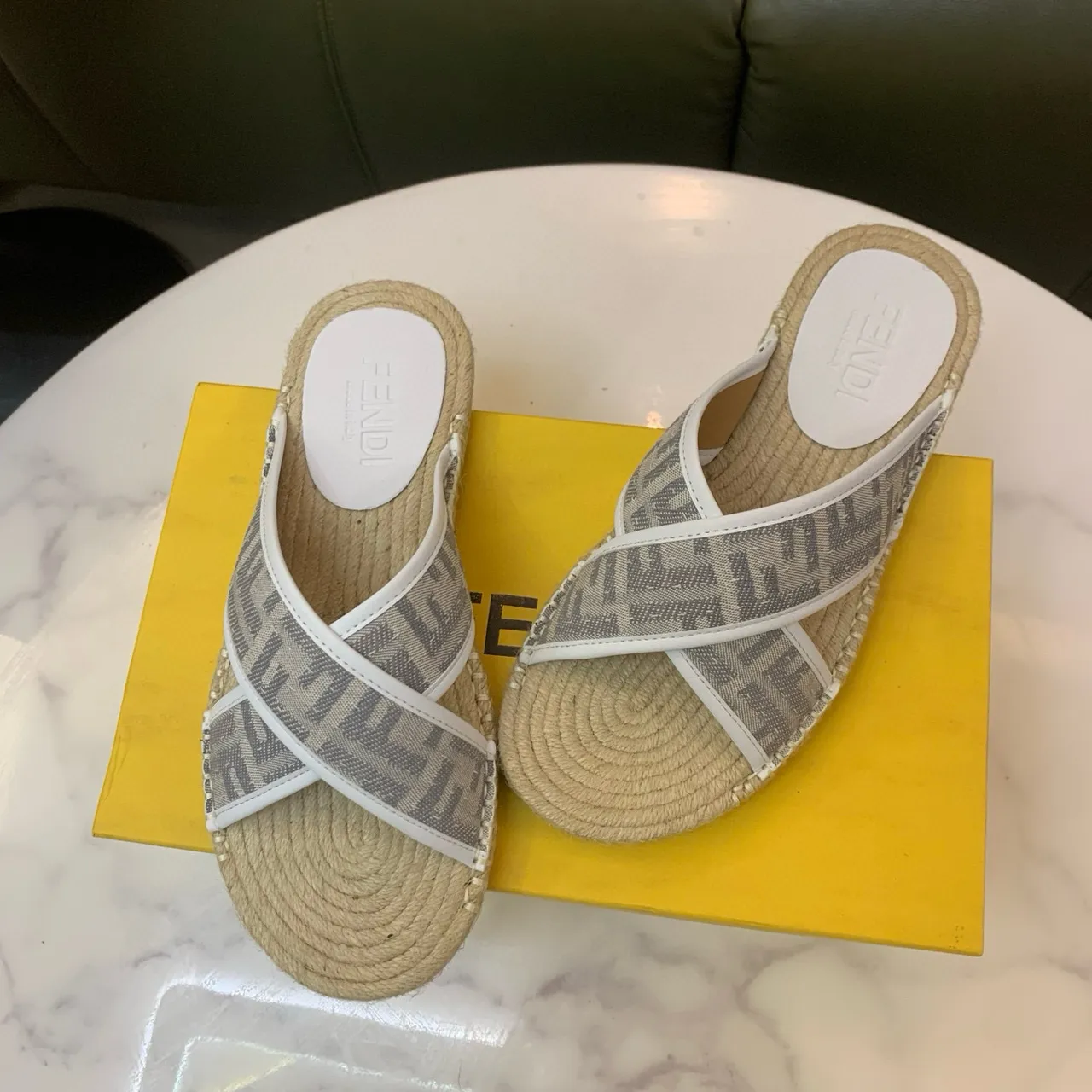 Fendi Sandales beige gris à brides croisées avec semelle d'esparto 3