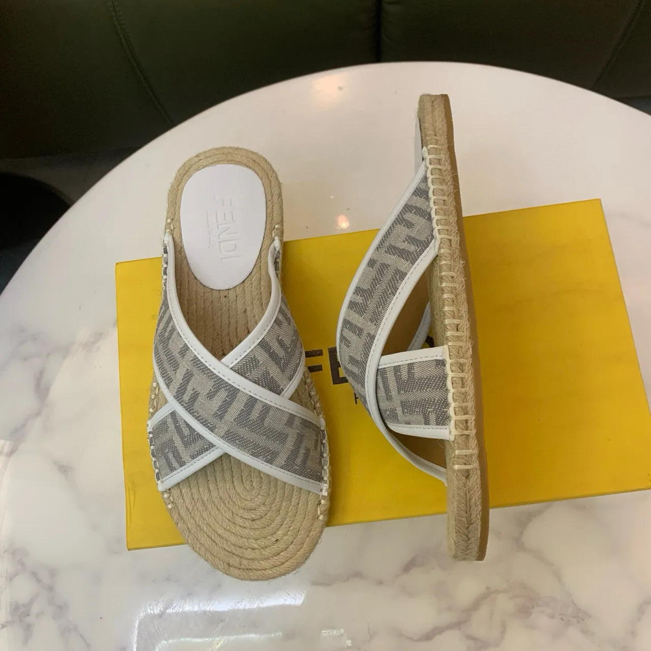 Fendi Sandales beige gris à brides croisées avec semelle d'esparto 4