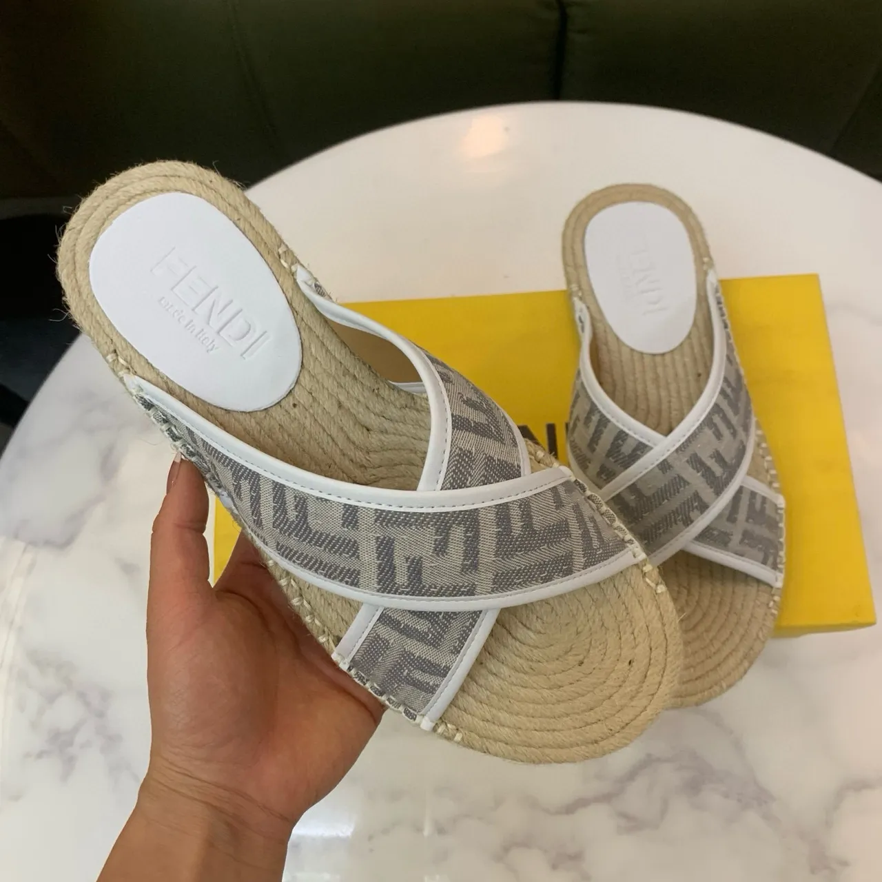 Fendi Sandales beige gris à brides croisées avec semelle d'esparto 5