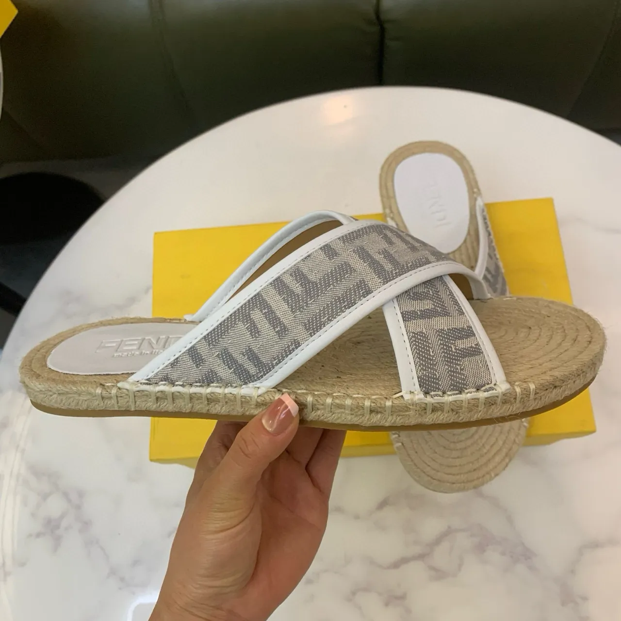 Fendi Sandales beige gris à brides croisées avec semelle d'esparto 6