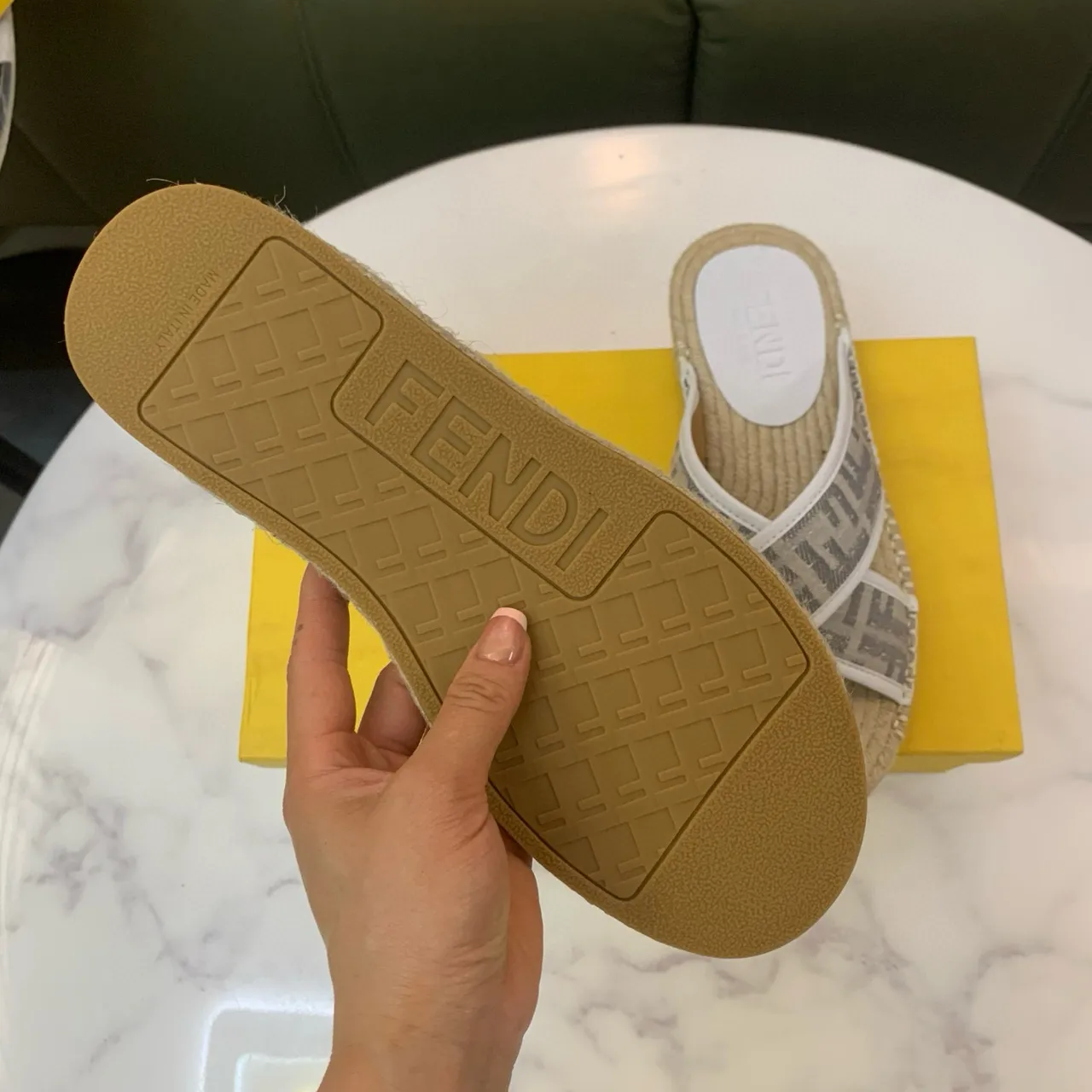 Fendi Sandales beige gris à brides croisées avec semelle d'esparto 7