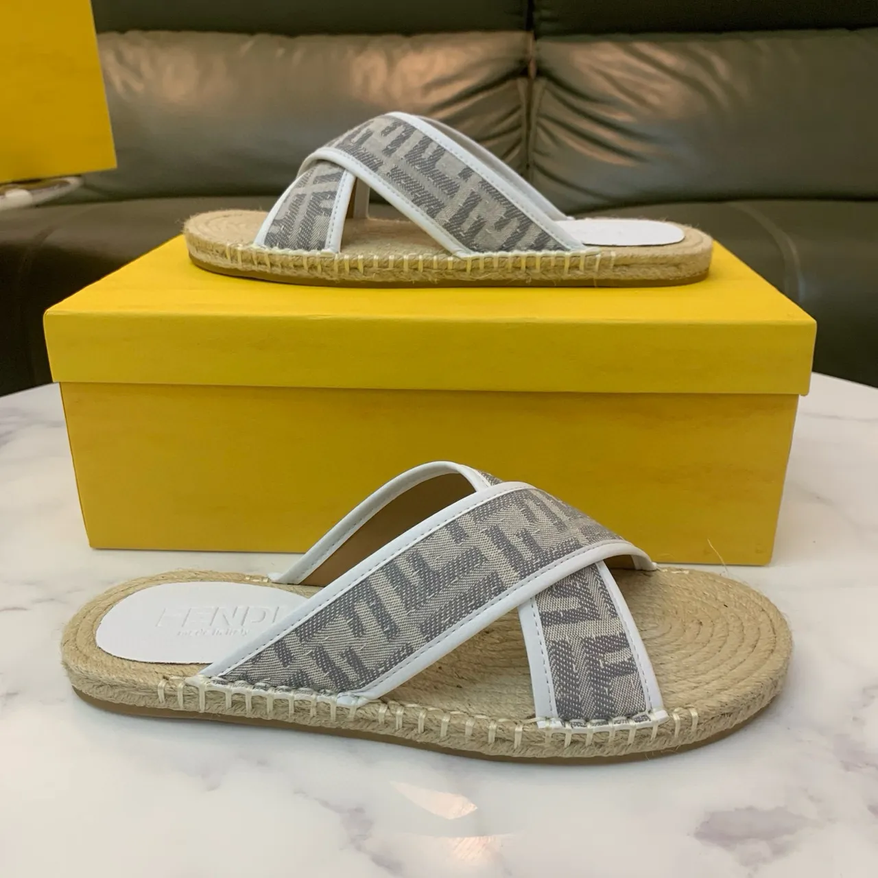 Fendi Sandales beige gris à brides croisées avec semelle d'esparto 8