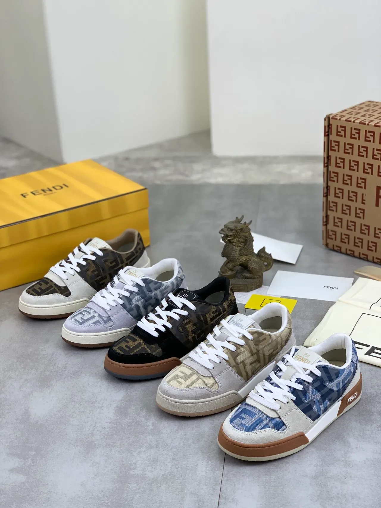 Fendi Noir Beige Sneakers Lifestyle avec Impression FF Monogram et Surimpressions en Daim 2