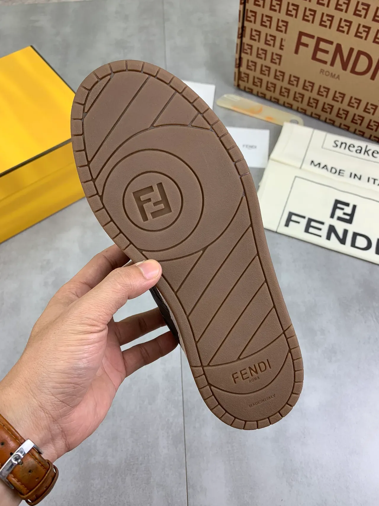 Fendi Noir Beige Sneakers Lifestyle avec Impression FF Monogram et Surimpressions en Daim 3