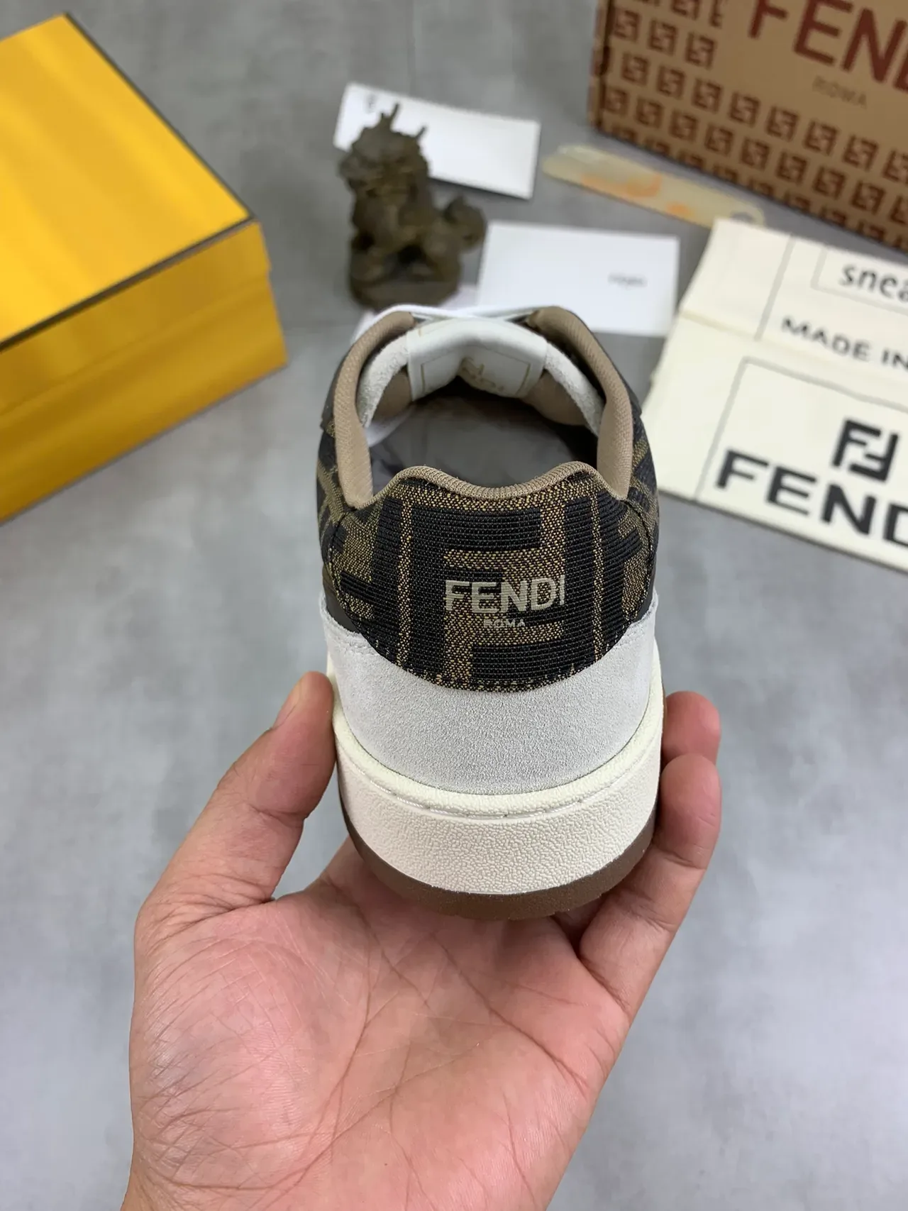 Fendi Noir Beige Sneakers Lifestyle avec Impression FF Monogram et Surimpressions en Daim 4