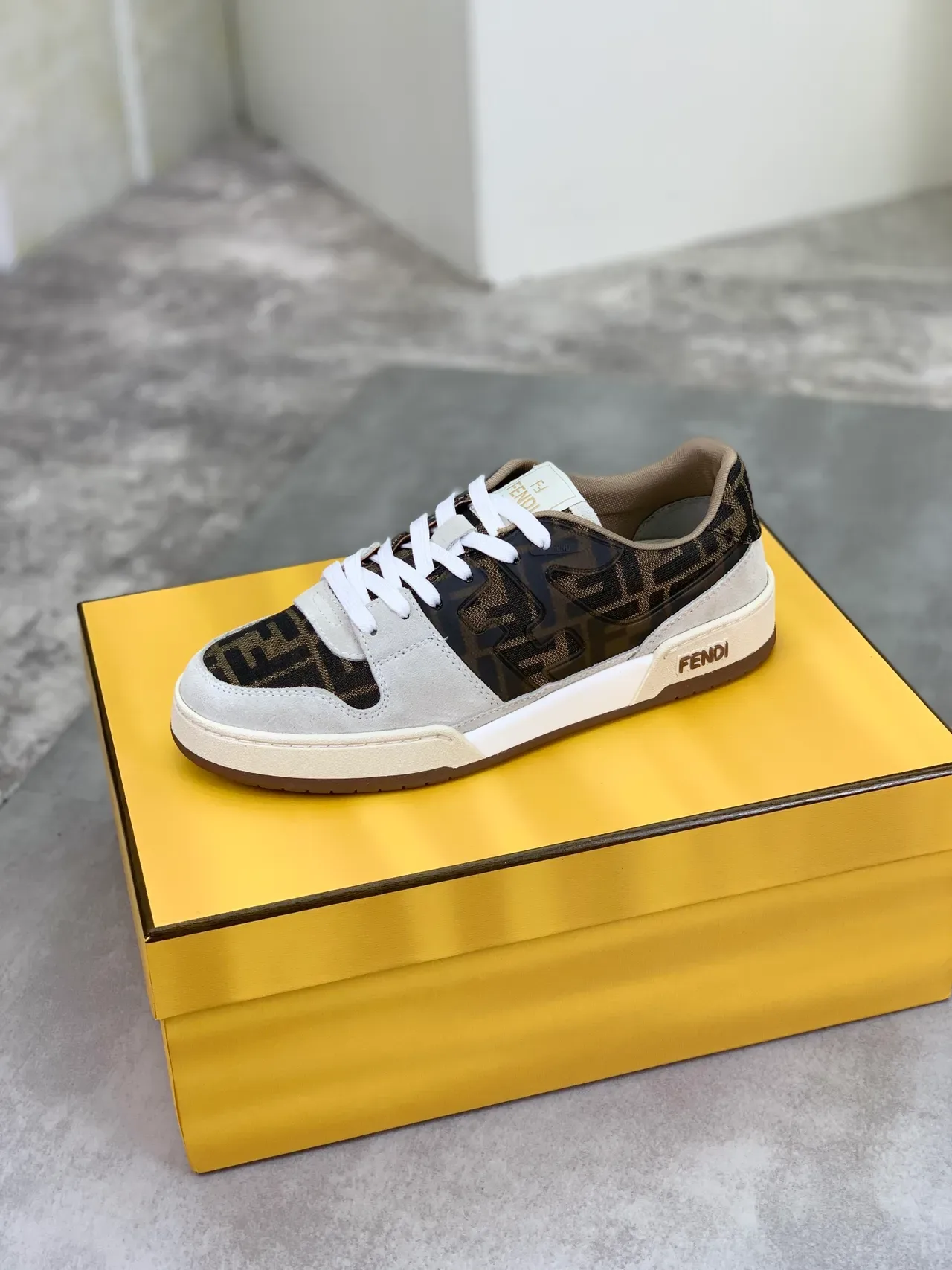 Fendi Noir Beige Sneakers Lifestyle avec Impression FF Monogram et Surimpressions en Daim 5