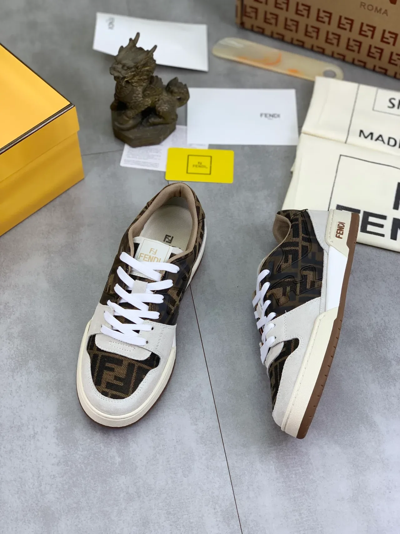 Fendi Noir Beige Sneakers Lifestyle avec Impression FF Monogram et Surimpressions en Daim 6