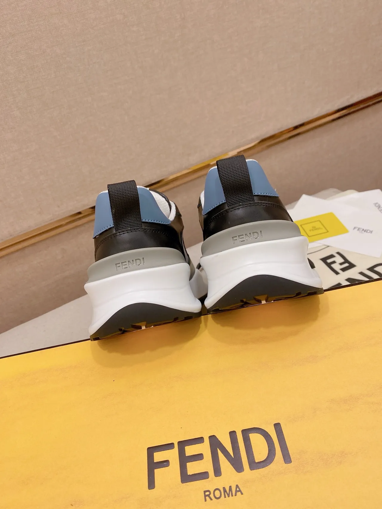 Fendi أسود أزرق كعب منحوت حذاء جلدي علوي سنيكرز كثيفة 3
