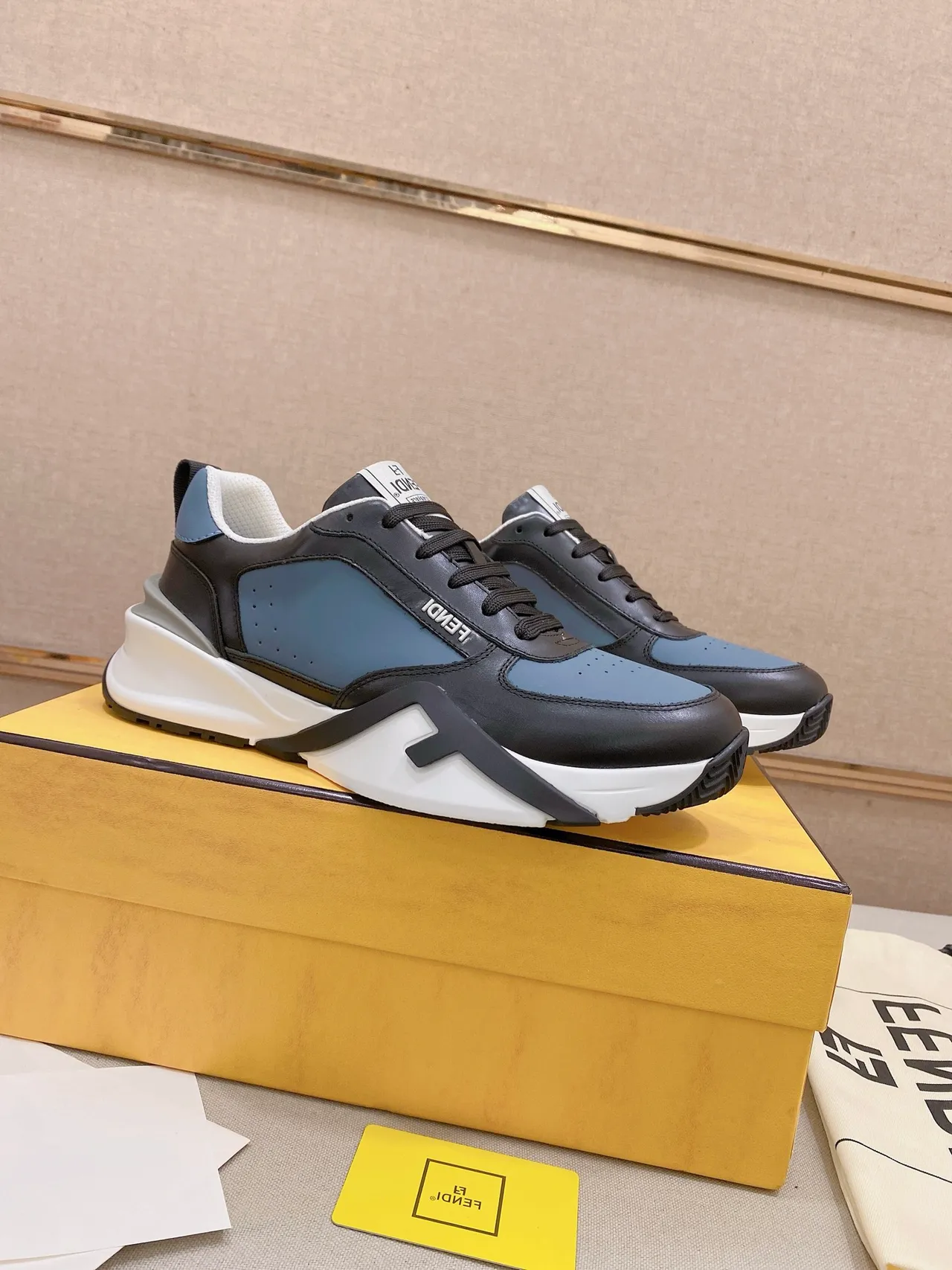 Fendi أسود أزرق كعب منحوت حذاء جلدي علوي سنيكرز كثيفة 5