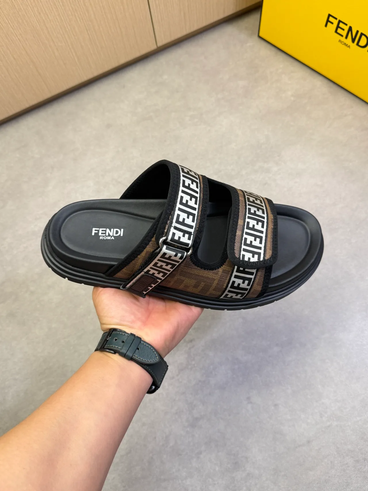 Fendi Preto Marrom Dupla Correia Slide FF Monograma Tecido Sandálias 20