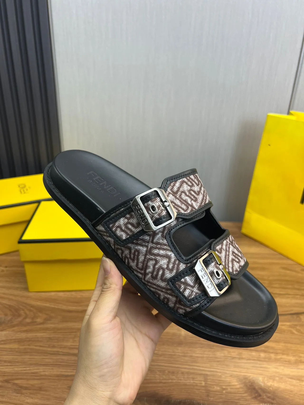Fendi Marron Noir Fermeture à Double Boucle Tissu Monogrammé Sangles Chaussons 5
