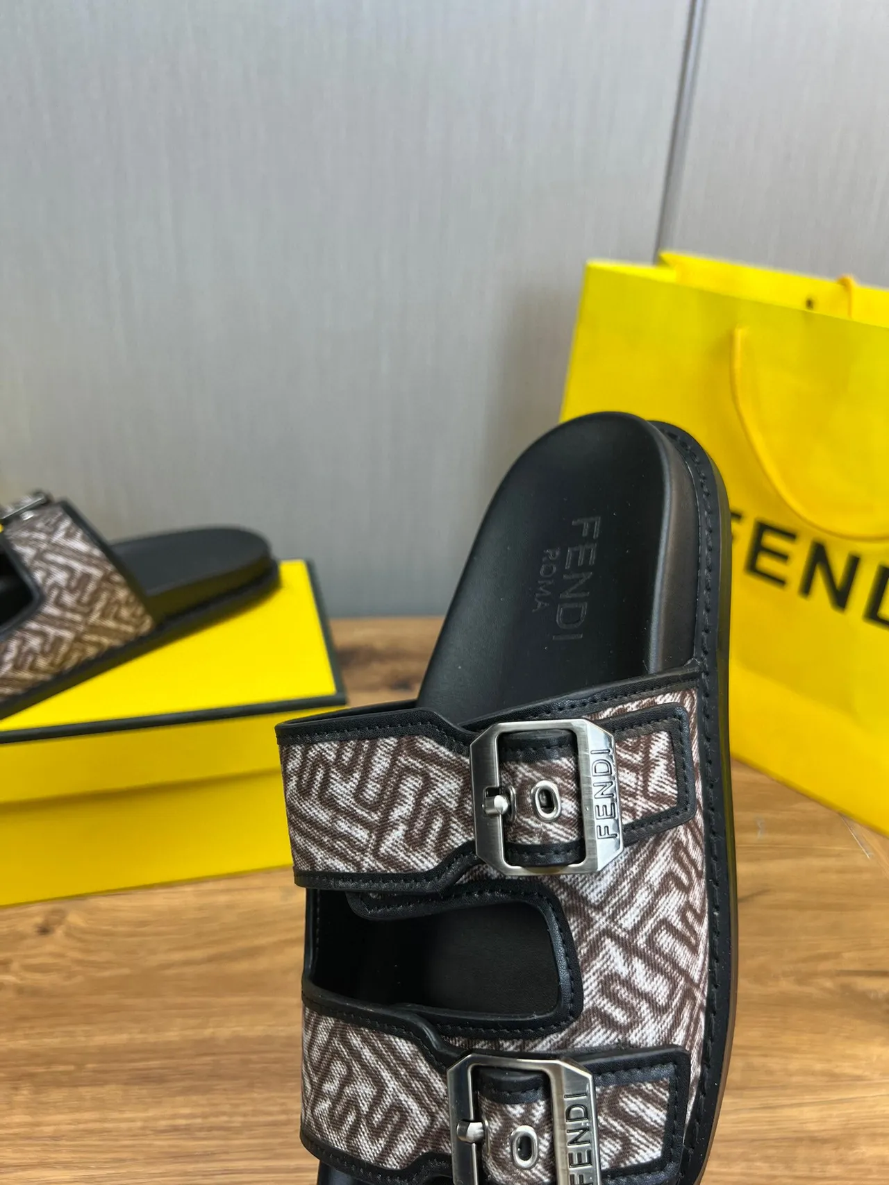 Fendi Marron Noir Fermeture à Double Boucle Tissu Monogrammé Sangles Chaussons 9