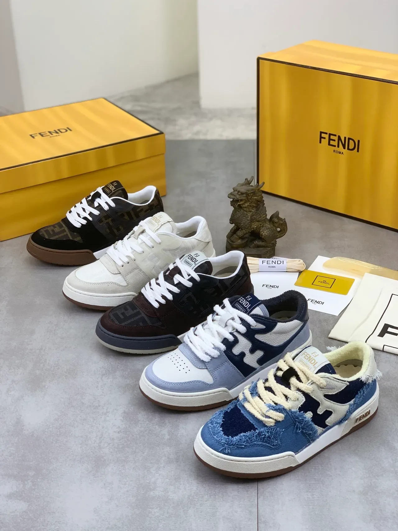 Sneakers Lifestyle Fendi Marrom Preto FF Monograma Têxtil Painéis de Camurça 2