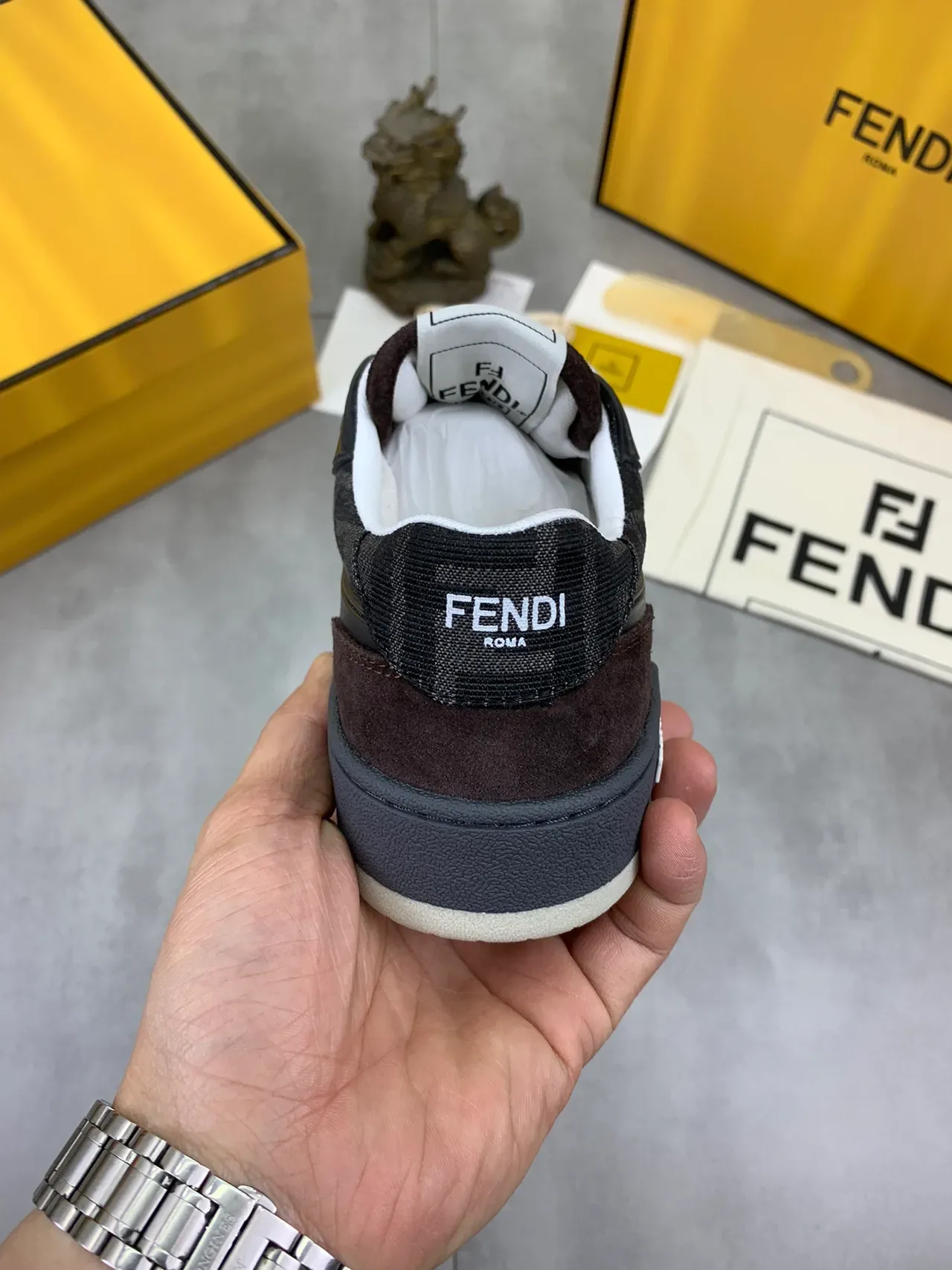 Sneakers Lifestyle Fendi Marrom Preto FF Monograma Têxtil Painéis de Camurça 4