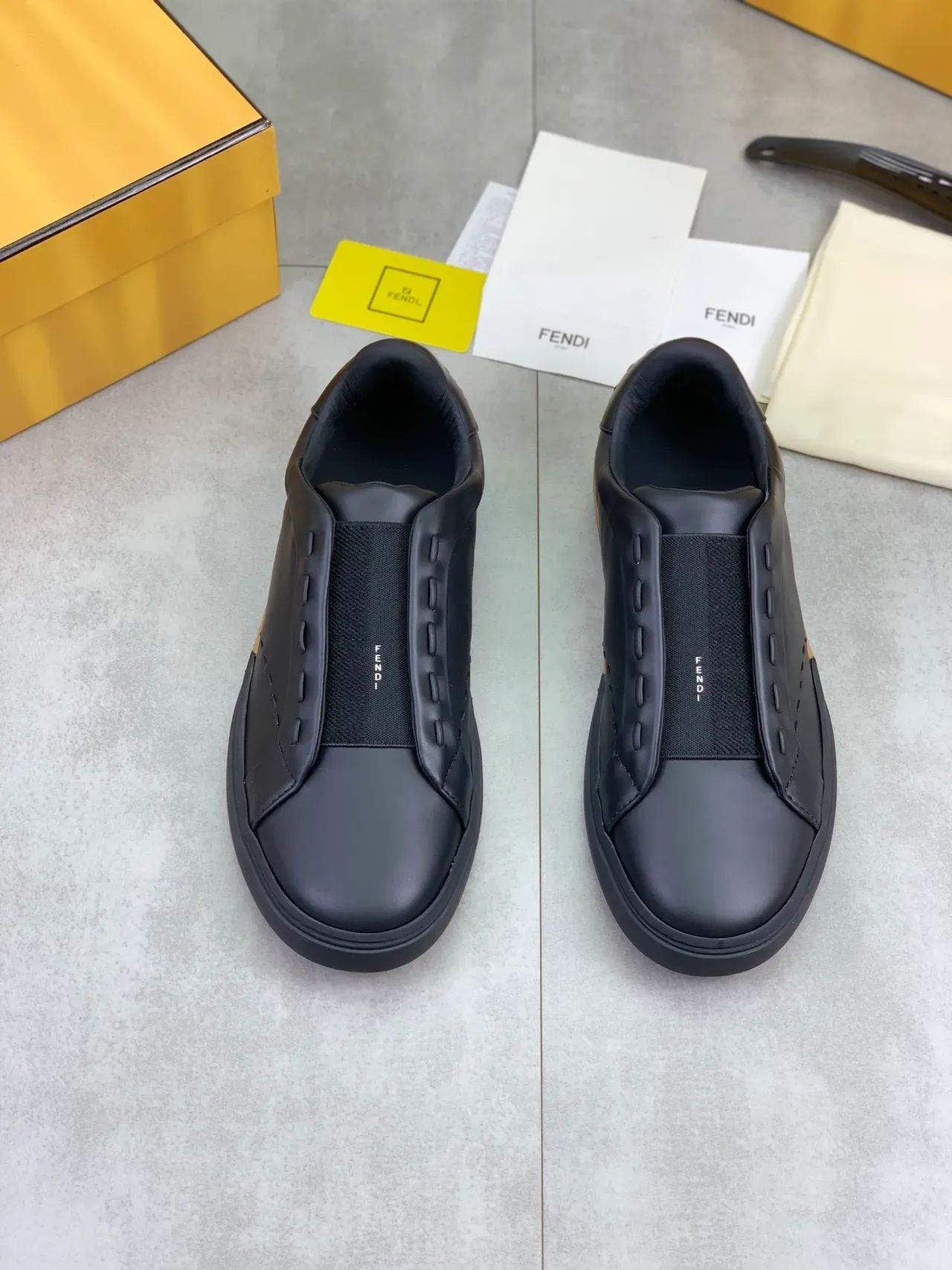 Fendi By The Way Noir Beige Slip-On Cuir Supérieur Sneakers Lifestyle 5