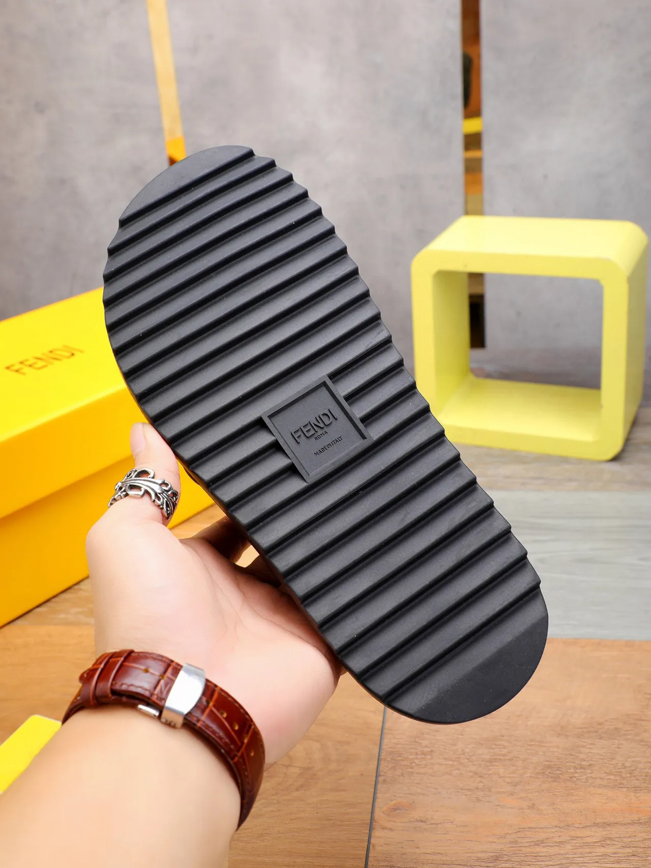 Fendi FF Logo Flip-Flops chinelos pretos 2