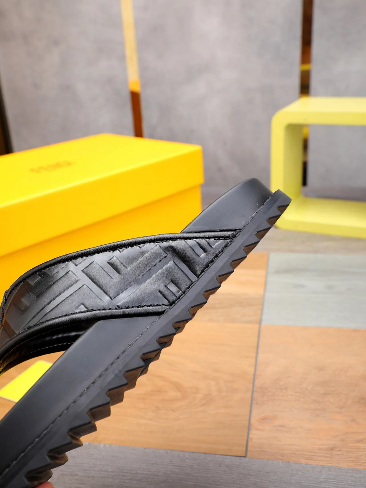 Fendi FF Logo Flip-Flops chinelos pretos 3