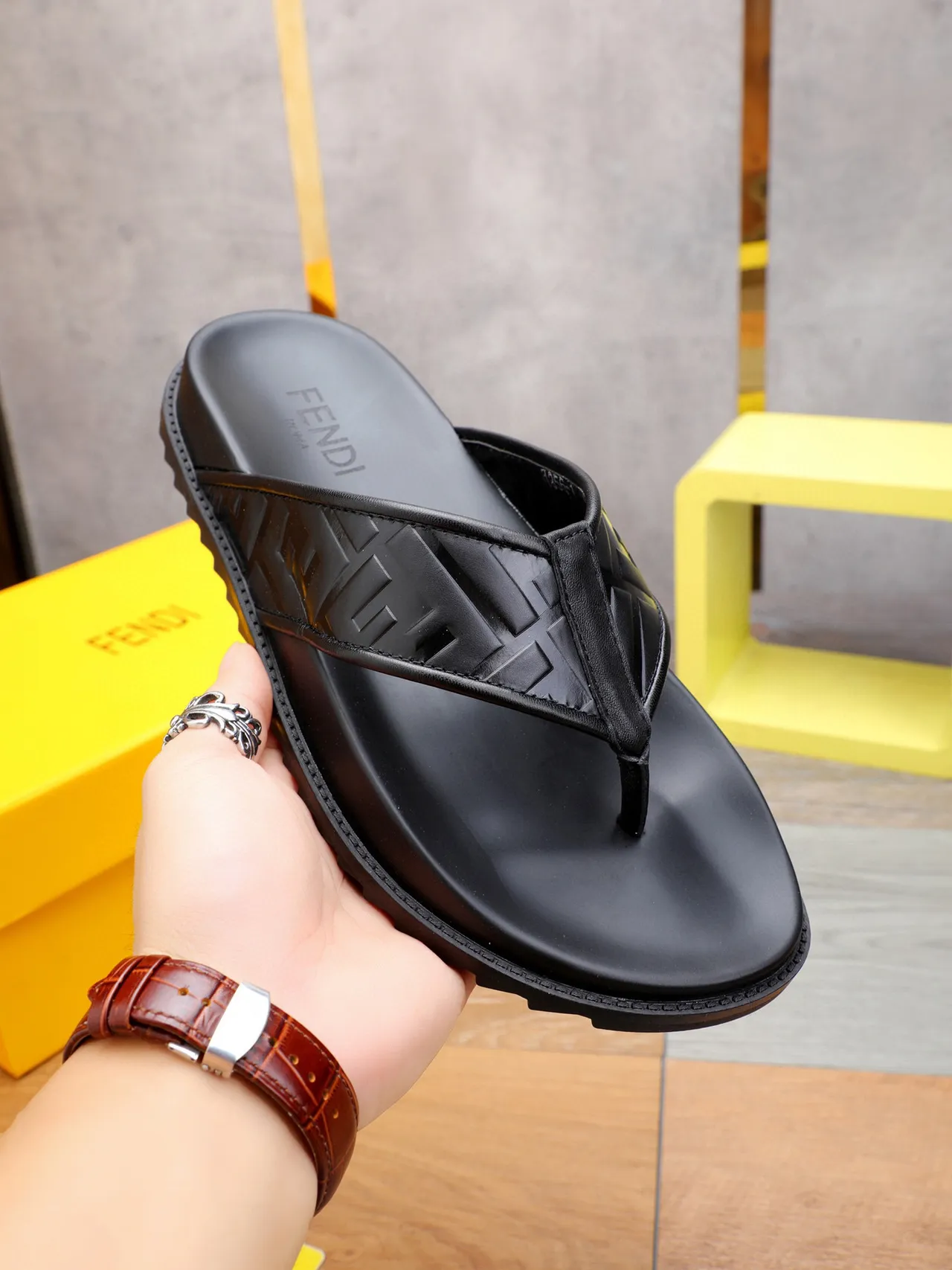 Fendi FF Logo Flip-Flops chinelos pretos 5