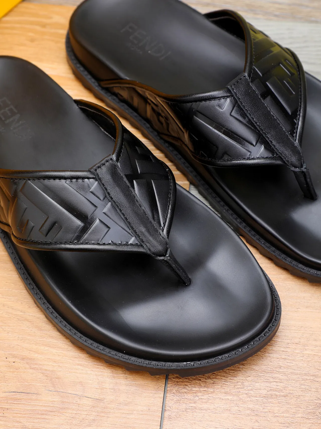 Fendi FF Logo Flip-Flops chinelos pretos 6