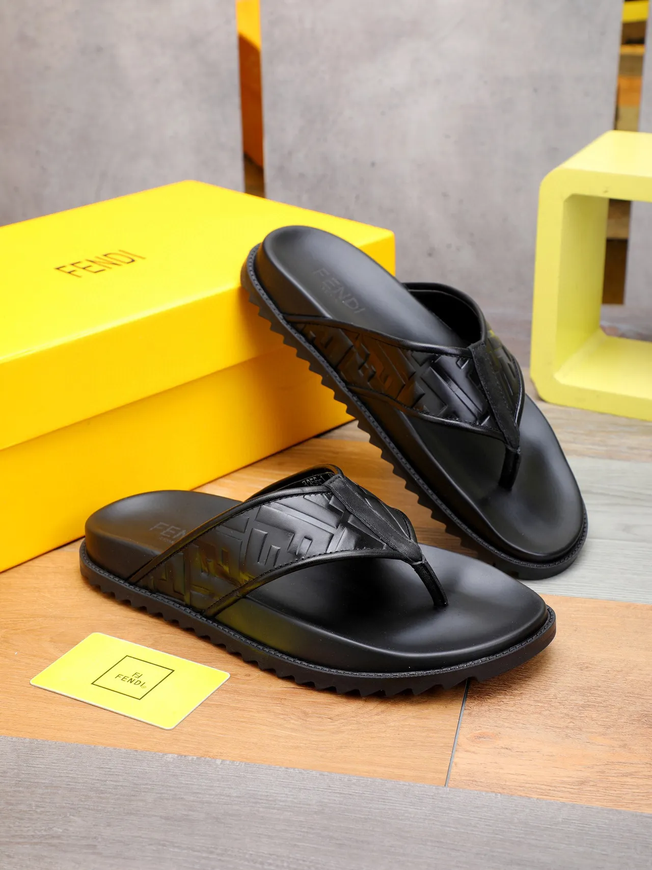 Fendi FF Logo Flip-Flops chinelos pretos 7