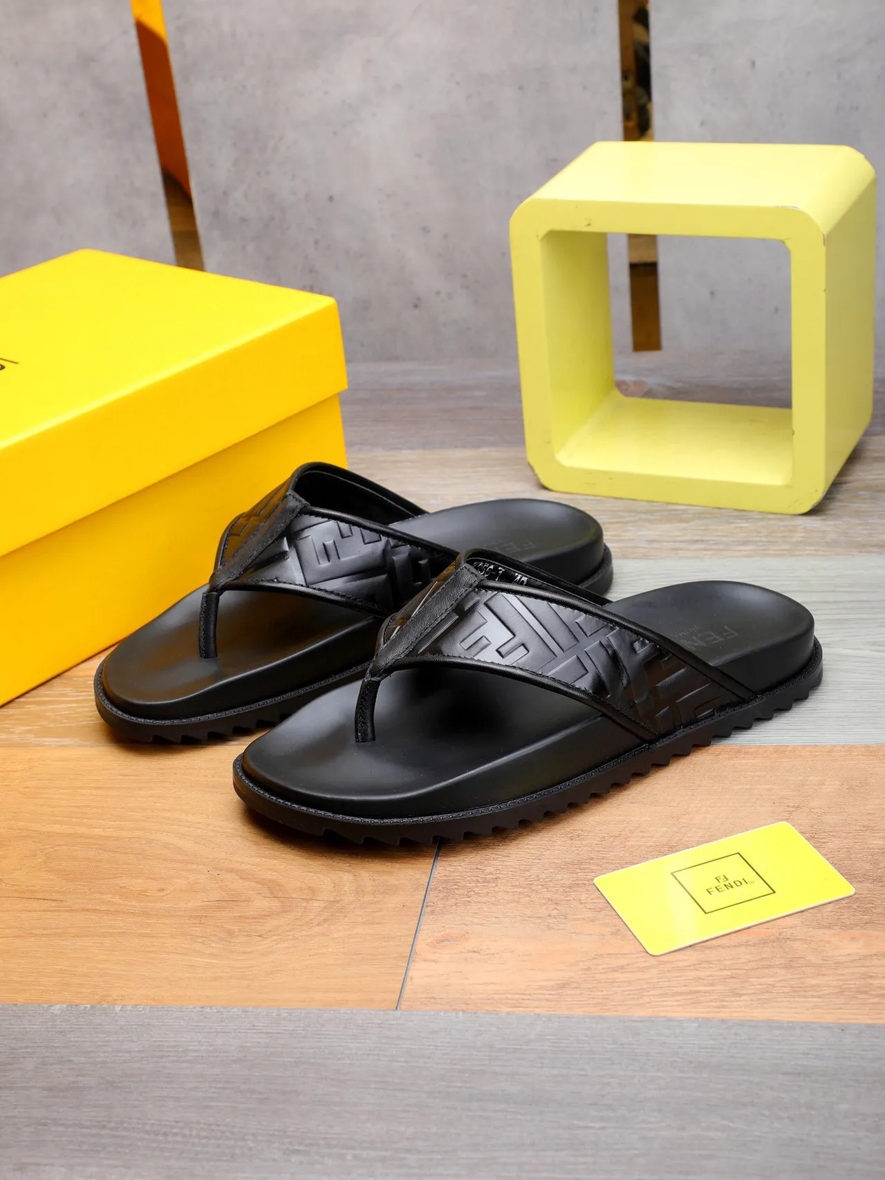 Fendi FF Logo Flip-Flops chinelos pretos 9