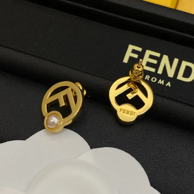 Fendi FF Logo أقراط لؤلؤ ستود 2