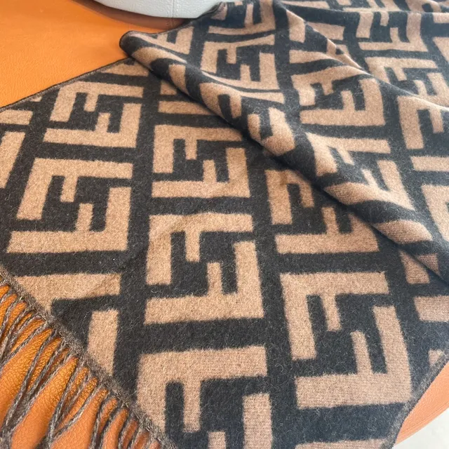 Fendi FF Monogram écharpe cachemire beige et noir 4