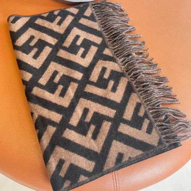 Fendi FF Monogram écharpe cachemire beige et noir 7