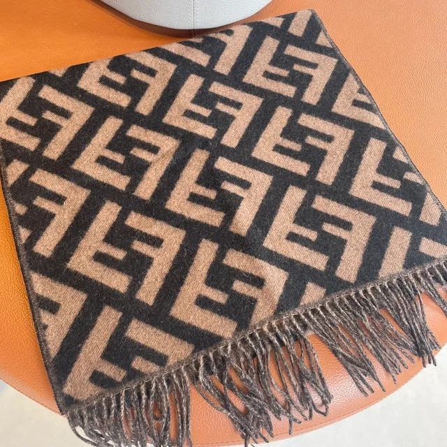 Fendi FF Monogram écharpe cachemire beige et noir 8