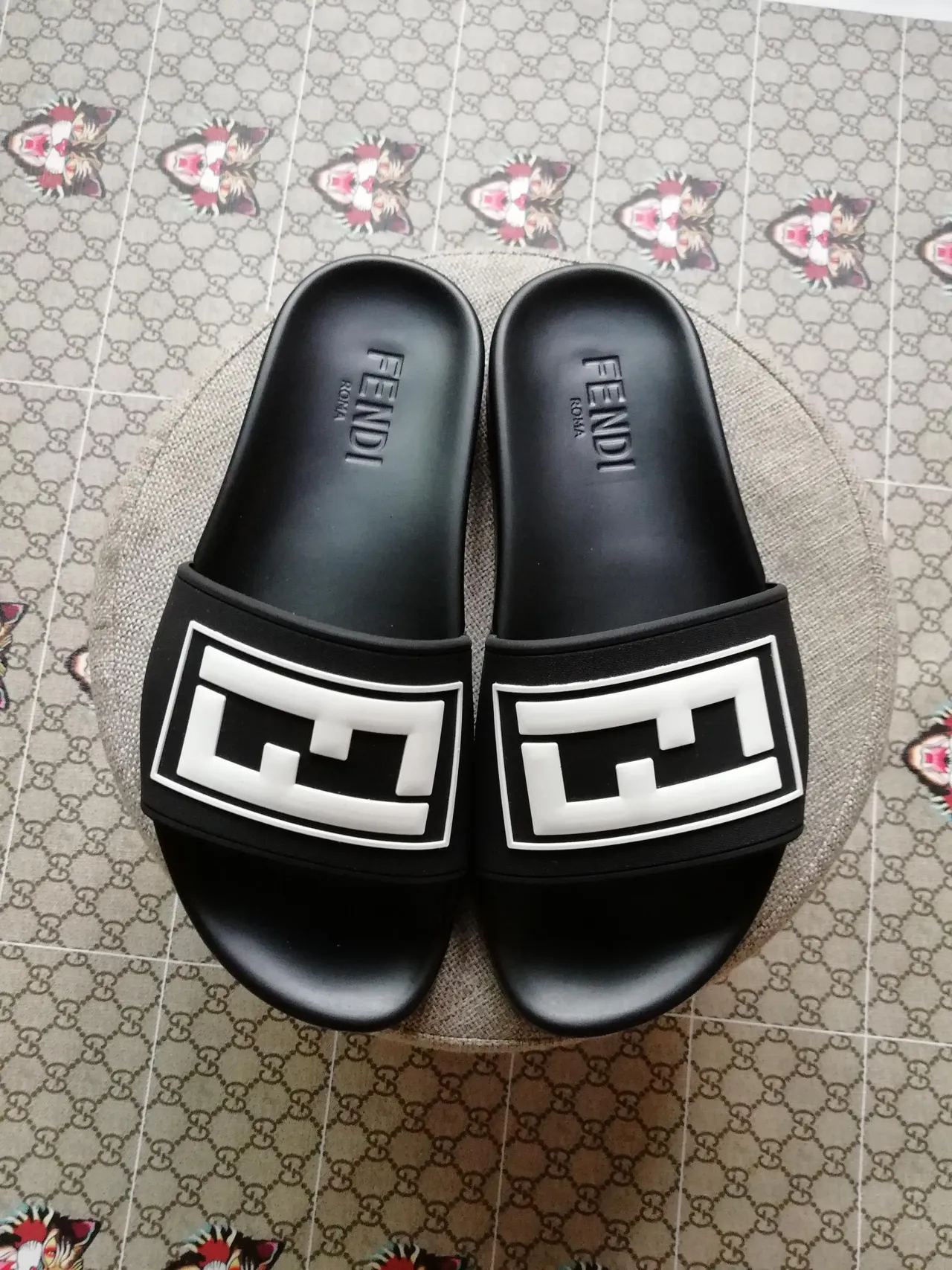 Fendi FF Slide Chinelos de borracha pretos e brancos 2