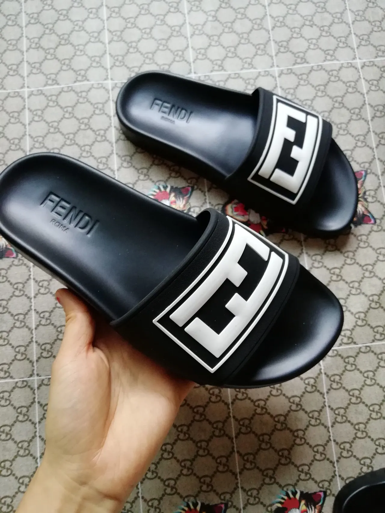 Fendi FF Slide Chinelos de borracha pretos e brancos 3