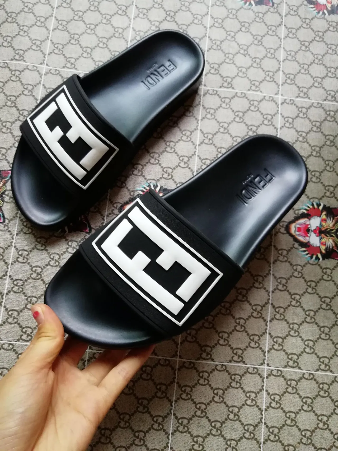 Fendi FF Slide Chinelos de borracha pretos e brancos 4
