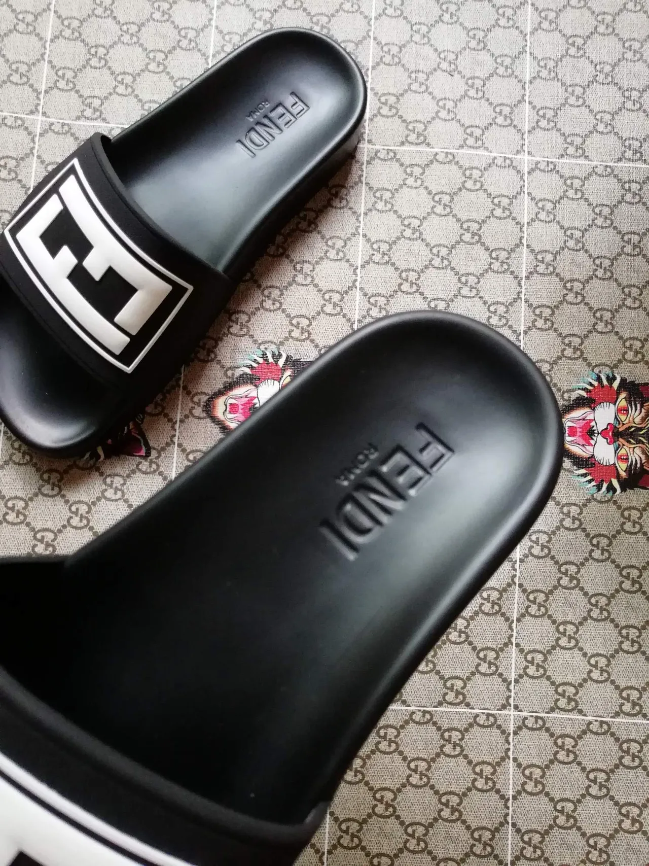 Fendi FF Slide Chinelos de borracha pretos e brancos 5