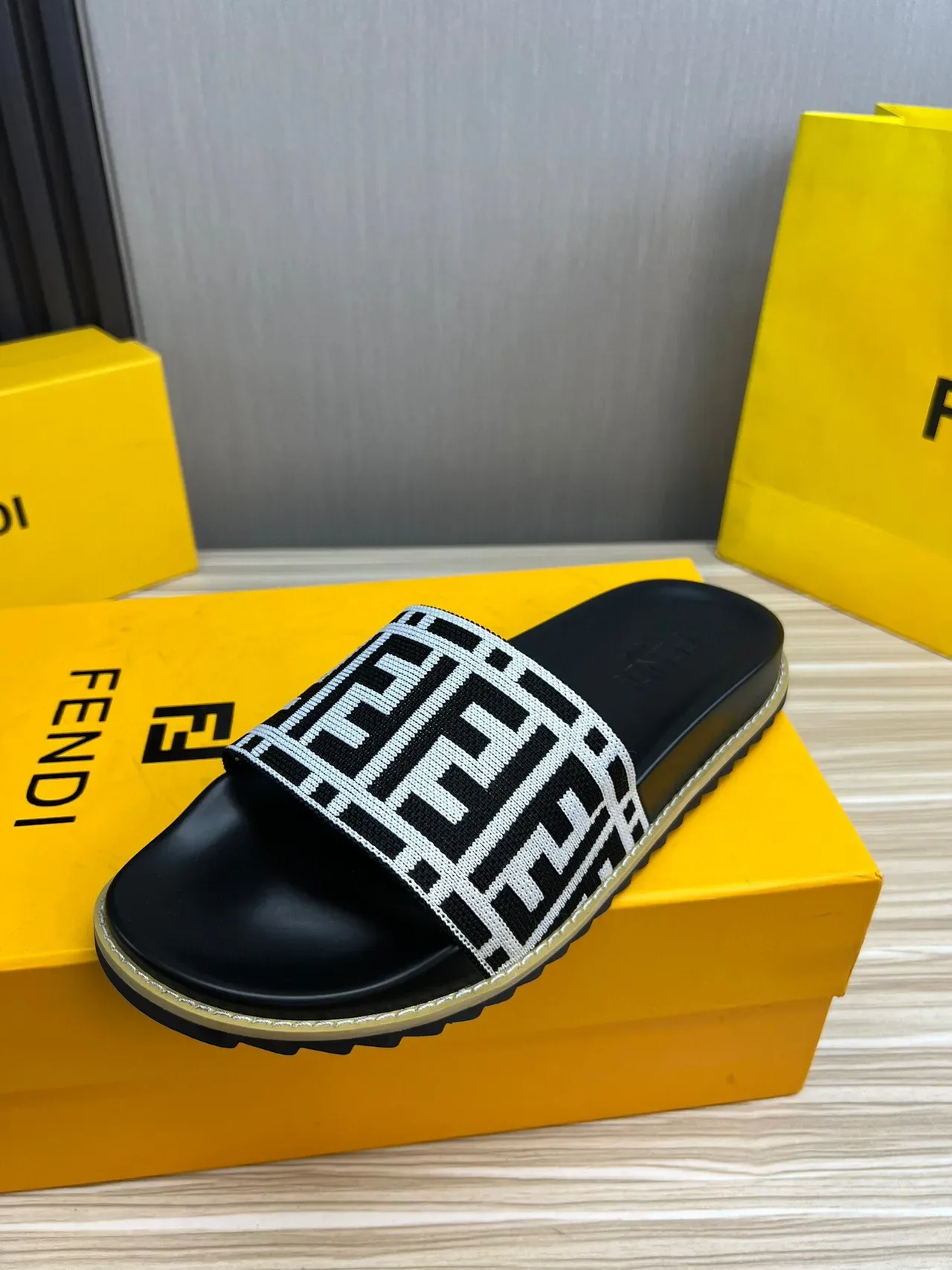 Fendi FF Slide Negro Blanco Monogramado Cinta Trenzada Suela de Goma Chanclas 2